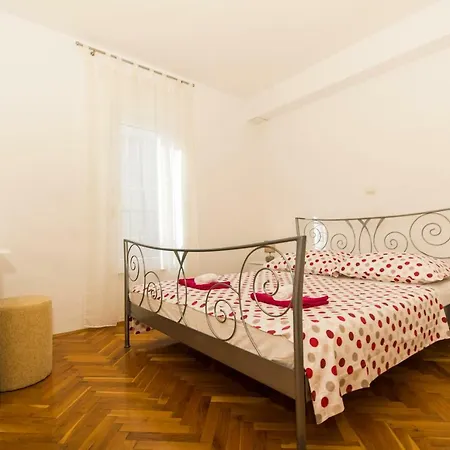 Apartman Ruza דירה